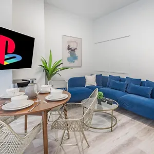 Luxurious 3bd In Heart Of Downtown Free Parking On-site 5 Min Walk To Bell Center , Montreal Canada